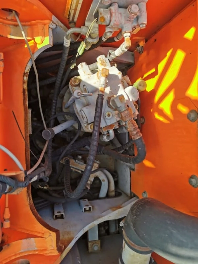 Little Working Hours Used Cheap Hitachi 135 Excavator