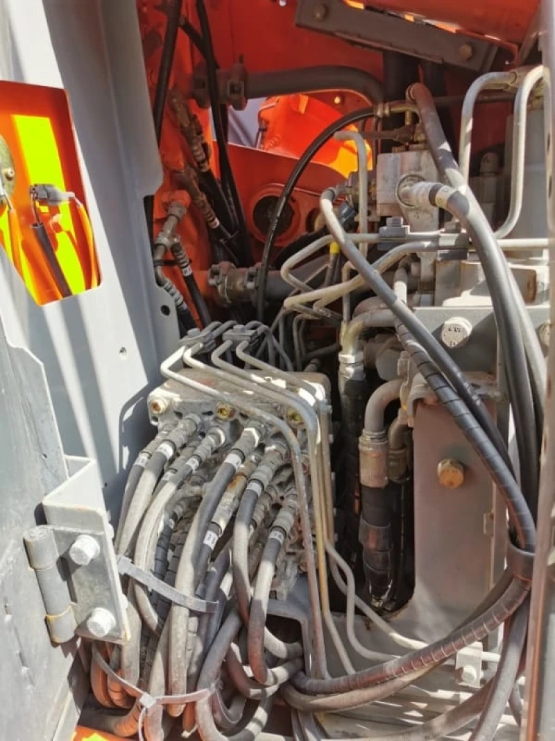 Little Working Hours Used Cheap Hitachi 135 Excavator