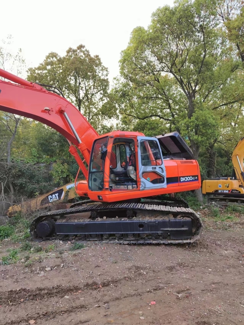 29T Doosan DH300LC Used Track Excavator Repossessed Road Digging Machine