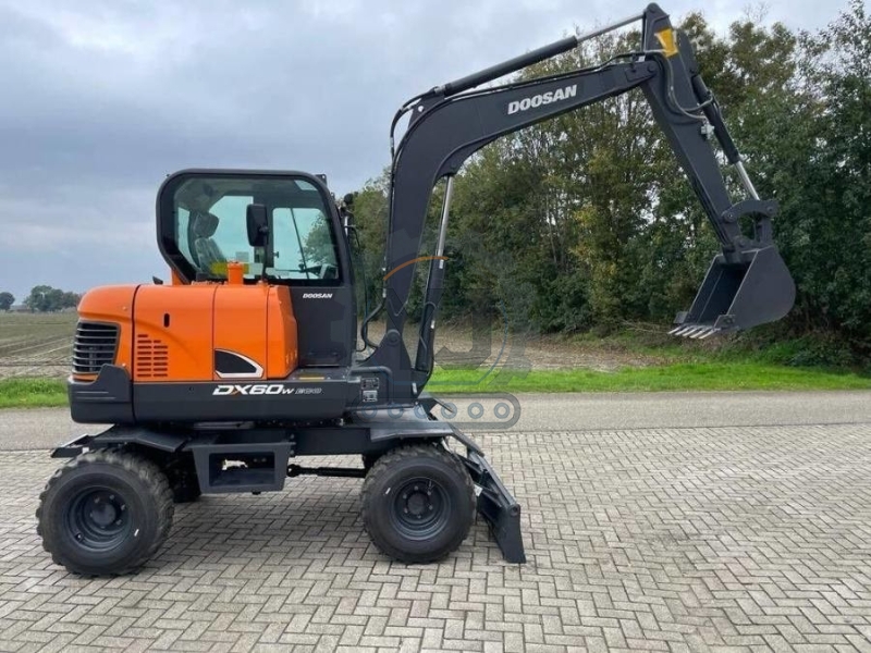 Rubber Wheel Used Doosan Excavator Machinery DX60W 5550KG
