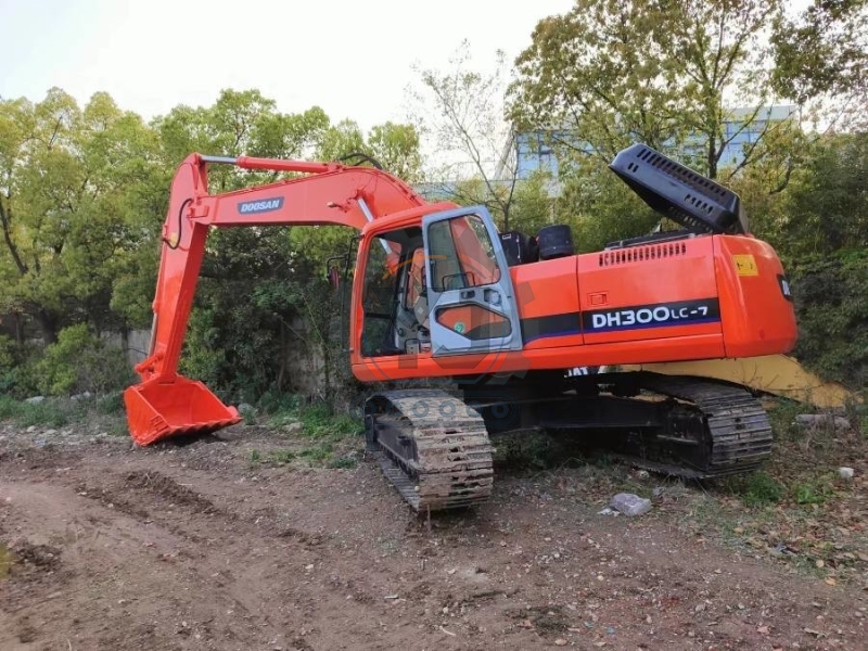 29T Doosan DH300LC Used Track Excavator Repossessed Road Digging Machine