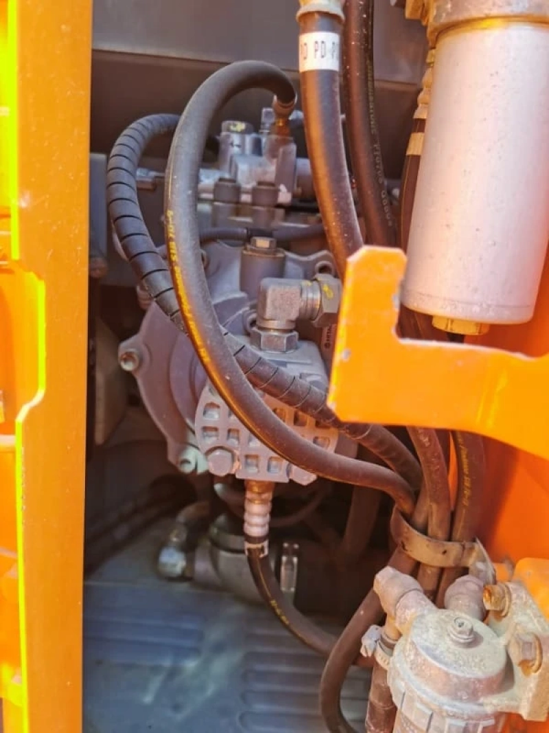 Little Working Hours Used Cheap Hitachi 135 Excavator