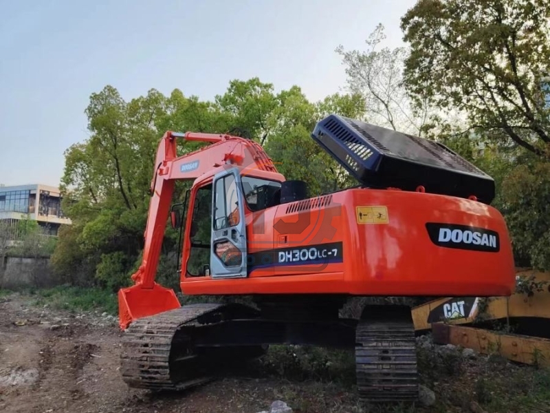 29T Doosan DH300LC Used Track Excavator Repossessed Road Digging Machine