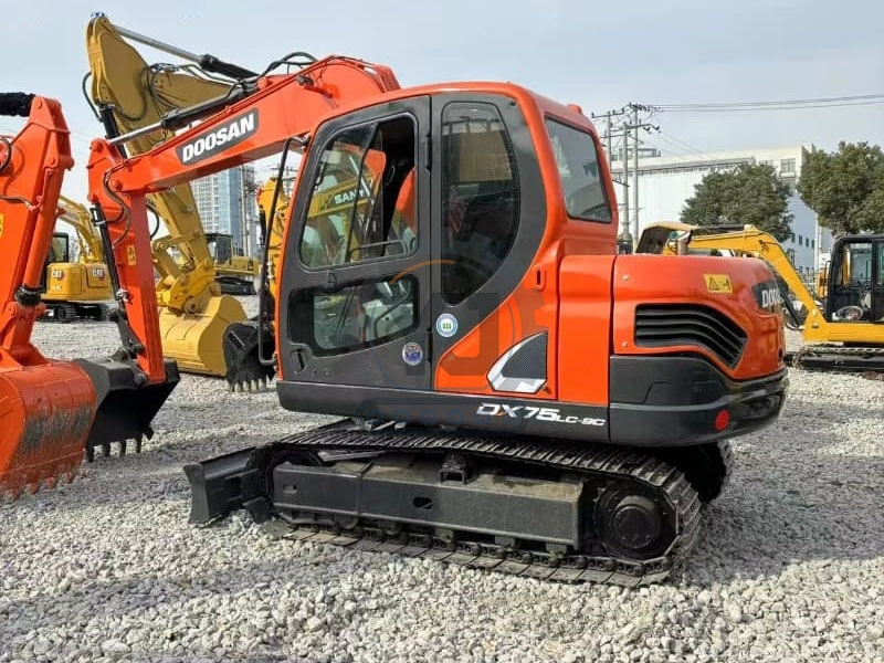Powerful second-hand 7ton wheeled crawler DX75 excavator for sale
