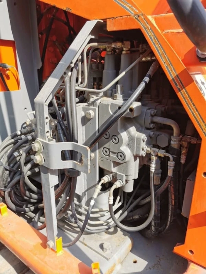 Little Working Hours Used Cheap Hitachi 135 Excavator