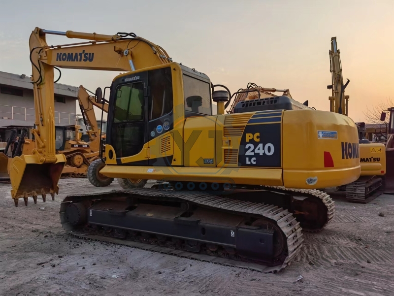 Japan Used Komatsu PC240 PC240-8 Medium Excavator 24ton Second Hand Komatsu 240 240-8 Earth Moving Digger Construction Machinery